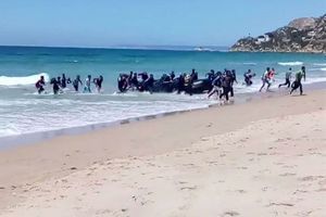 Capture d'écran d'une vidéo montrant l'arrivée de migrants sur une plage de Cadix, dans le sud de l'Espagne.