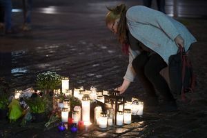 Des fleurs et des bougies ont été déposées sur la place du marché de Turku, en Finlande, où deux personnes ont été tuées par 