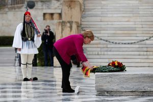 Angela Merkel dépose une gerbe sur la tombe du soldat inconnu à Athènes, vendredi.