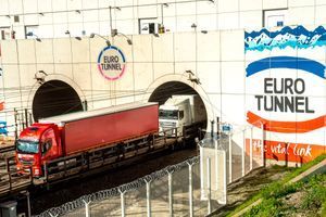 Des camions sortent du tunnel sous la Manche à Coquelles (Pas-de-Calais), en 2015.