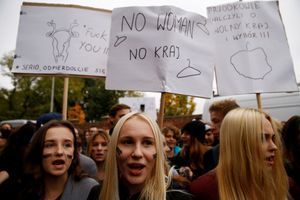 En "grève", les Polonaises manifestent pour le droit à l'IVG