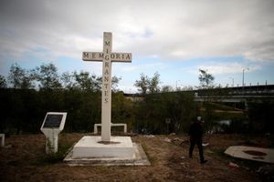 Une croix a été plantée en hommage aux migrants décédés, près du passage de la frontière à Reynosa-McAllen, au Texas, en janvier 2019.