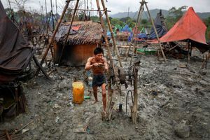 En Birmanie, creuser la terre pour survivre 