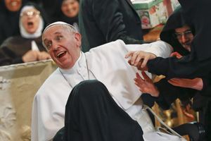 Le pape François dénonce la mafia à Naples