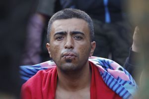 Lèvres cousues, des migrants dénoncent leur situation