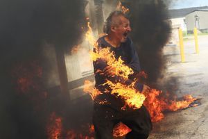 Un manifestant prend feu accidentellement
