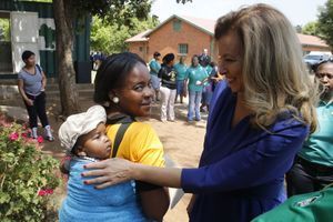Valérie Trierweiler complice avec les enfants sud-africains