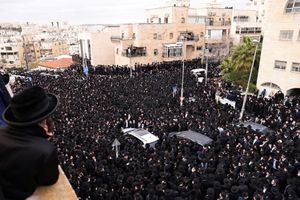 En Israël, des milliers d'ultra-orthodoxes réunis aux obsèques d'un rabbin malgré le virus
