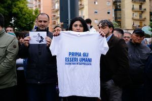 Des manifestants anti-Salvini à Aversa, lors d'une visite du ministre d'extrême droite le 6 mai. "Être humain avant tout - Salvini ne me représente pas", est-il inscrit sur le t-shirt.