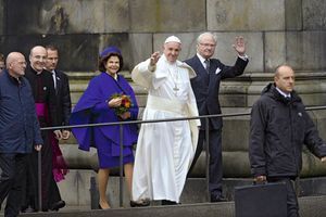 Le pape accueillii par les souverains suédois