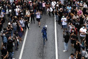 En Thaïlande, les manifestants pro-démocratie bravent l'interdiction de rassemblement
