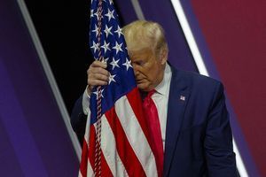 Donald Trump enlace un drapeau, le 29 février dernier, lors d'une conférence de conservateurs, dans le Maryland.
