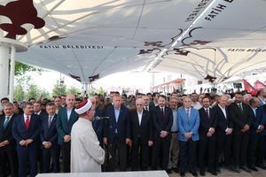M. Erdogan et d'autres responsables turcs ont pris part en rangs serrés avec d'autres fidèles à la prière dans la mosquée historique Fatih à Istanbul, le 18 juin.