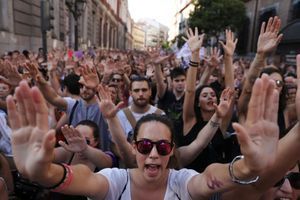 Des manifestants dans les rues de Madrid après la première condamnation controversée des cinq hommes, en 2018. 