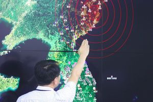 Un responsable sud-coréen montre sur une carte les ondes sismiques consécutives à l'essai nucléaire nord-coréen, vendredi.