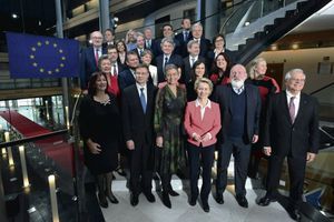 Ursula von der Leyen avec ses vice-présidents Margrethe Vestager et Frans Timmermans et son collège de commissaires, le 27 novembre, à Strasbourg.
