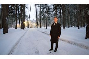  Dmitri Medvedev pose pour notre photographe dans les allées enneigées de la résidence présidentielle de Gorki, à une vingtaine de kilomètres de Moscou, où il habite avec sa famille.