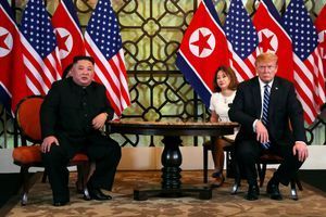 Kim Jong-un et Donald Trump à Hanoï, en février 2019.