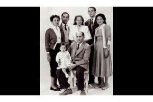  Avril 1954 : Mohammed V est en exil à Madagascar. Le roi a posé avec six de ses sept en enfants chez un photographe local. De gauche à droite : Aïcha, Hassan, futur roi Hassan II, Malika, Abdellah, et Nezha. Sur les genoux du patriarche, la plus jeune des princesses, Amina. 