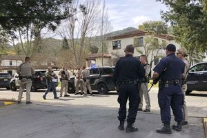 Policiers devant la maison de retraite, le 9 mars à Yountville en Californie