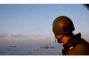  Un soldat israélien monte la garde, prêt à intercepter tout autre navire comptant braver le blocus imposé à la bande de Gaza.