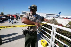 Un policier boucle un périmètre de sécurité à l’aéroport de Los Angeles. 