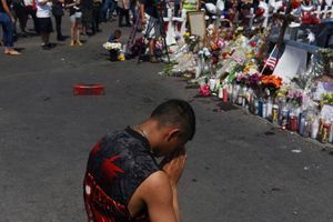 Un homme se recueille devant un mémorial en hommage aux victimes d'El Paso. 