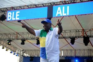 Ali Bongo Odimba, ici le 26 août 2016 lors de son dernier meeting au stade Nzang Ayong à Libreville, a reçu un accueil très chaleureux ce matin sur deux grandes radios françaises.