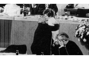  Berlin, le 7 novembre 1968, Beate Klarsfeld vient de gifler le chancelier Kiesinger. Elle sera immédiatement jugée.