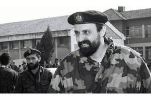  Goran Hadzic en avril 1993, devant le parlement de la république de Krajina.