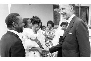  1975. Je suis dans les bras de maman, au fond. Au premier plan, grand-père et le président Giscard d’Estaing.