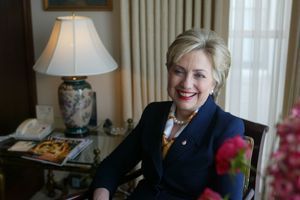 En juin 2003 à Washington, dans le salon d'un hôtel en face du Capitole, Hillary Clinton accordait un entretien à Paris Match en exclusivité pour la France. A 55 ans, celle qui a été élue sénatrice en novembre 2000 connaît un énorme succès en librairie. Ses Mémoires se sont écoulés à 600 000 exemplaires la semaine de leur parution aux Etats-Unis.