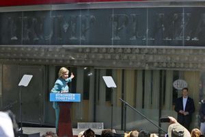 Hillary Clinton devant le Trump Plaza à Atlanta City le mercredi 6 juillet 2016.