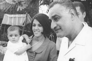 Hoda Nasser avec son père Gamal Abdel Nasser et sa fille Hala, au début de l'année 1970.