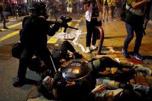 Hong Kong: les manifestants défient les policiers
