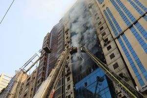 L'immeuble a pris feu jeudi. 