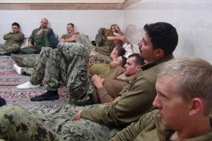 Les marins américains pendant leur brêve captivité par les Gardiens de la révolution en Iran. 