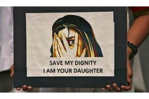  "Sauve ma dignité, je suis ta fille", dit la pancarte, tenue par une jeune indienne lors d'une manifestation.