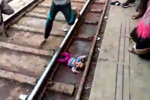 La fillette d'un an a échappé de peu à la mort sur les rails d'une gare indienne.