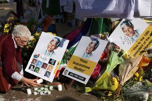 Devant l'établissement où est hospitalisé Nelson Mandela, nombreux sont les Sud-Africains à déposer une fleur, un dessin ou à allumer un cierge.