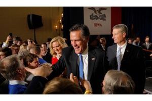  Mitt Romney, son épouse Ann (à g.) avec leur partisans au soir de sa victoire dans l’Iowa.