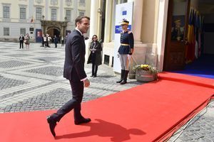 Emmanuel Macron à son arrivée au sommet de Sibiu en Roumanie. 