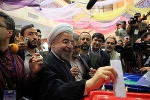 Le candidat Hassan Rohani, le 14 juin à Téhéran, procède au vote. Il sera élu le lendemain avec 50,68% des voix. 