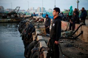 Des pêcheurs dans le port de Gaza, en avril 2019.