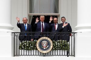 Le Premier ministre israélien Benjamin Netanyahu, le président américain Donald Trump, le chef de la diplomatie de Bahreïn, Abdel Latif al-Zayani et le ministre émirati des Affaires étrangères, Cheikh Abdallah ben Zayed Al-Nahyane, le mardi 15 septembre à la Maison Blanche. 