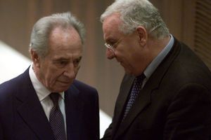 Shimon Peres et Reuven Rivlin en 2001.
