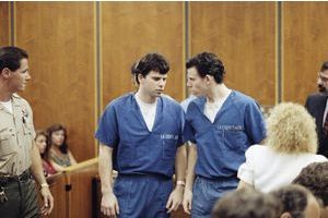 Lyle, à g., et Erik Menendez pendant leur procès en août 1990.