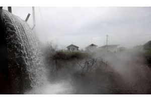  L'eau continue de jaillir du conduit de ventilation d'une ancienne mine à Iwaki, à une cinquantaine de kilomètres de Fukushima.