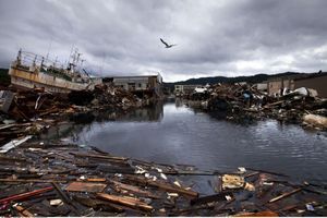 La ville de Kesennuma (Préfecture de Miyagi), où était amarré le bateau en 2011, avait été dévastée par le tsunami. 