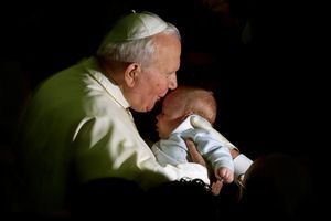 Le pape Jean-Paul II embrassant un bébé le 28 novembre 2011